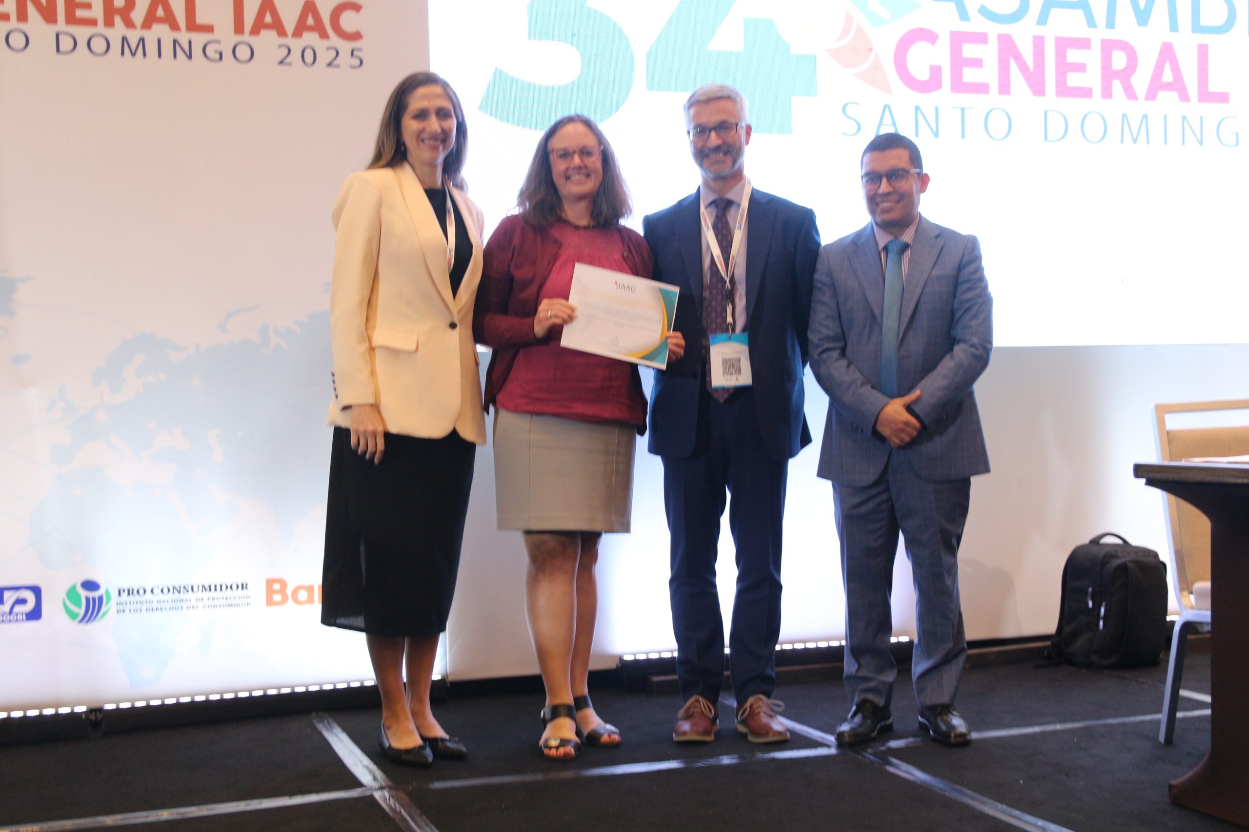 Fotografía del momento de la entrega del reconocimiento a ANAB en Santo Domingo